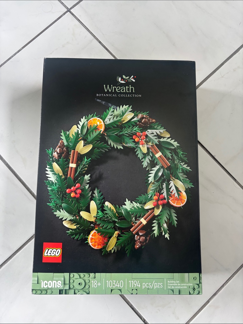 LEGO Green Holiday Botanical Wreath with Red and Orange Accents